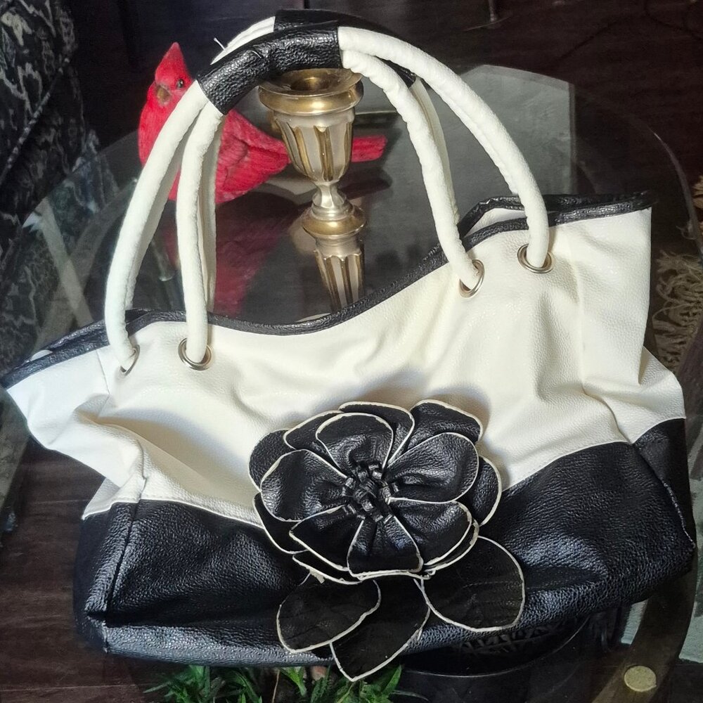 Ladies Handbag. Vegan. Large zippered. NEW